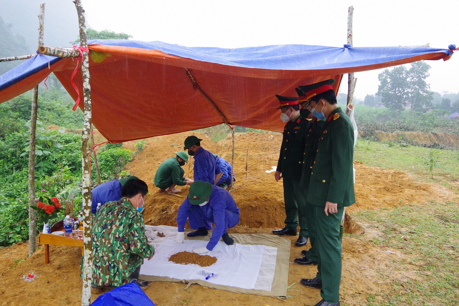 Phát hiện hà i cốt liệt sÄ© thá»i kháng chiến chống Mỹ kèm nhiá»u di váºt ở Quảng Bình - Ảnh 1. Phát hiện hà i cốt liệt sÄ© thá»i kháng chiến chống Mỹ kèm nhiá»u di váºt ở Quảng Bình - Ảnh 1.