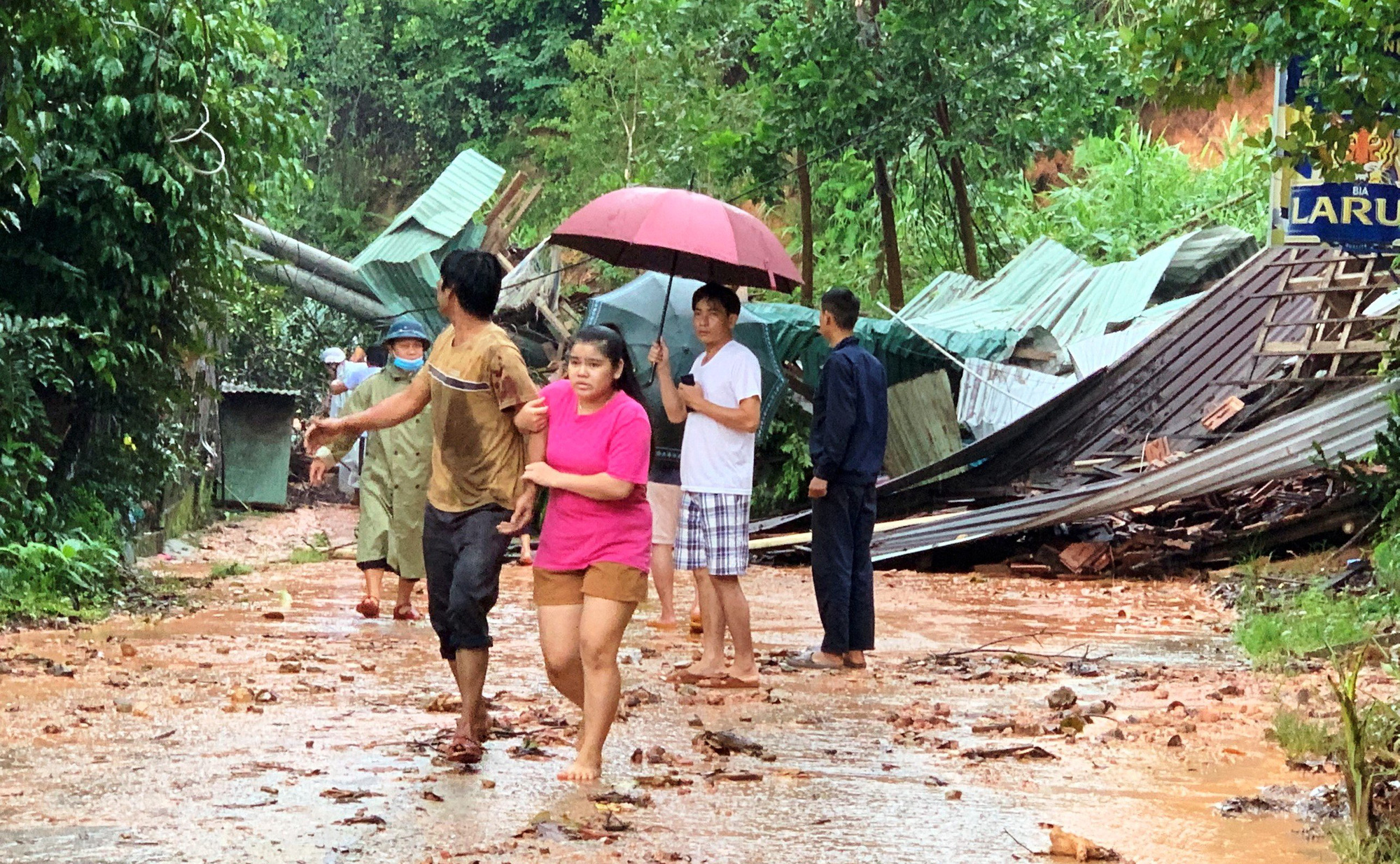 Quảng Nam sạt lở nhiều nơi, trụ điện đổ sập sau tiếng nổ chát chúa - Ảnh 2.