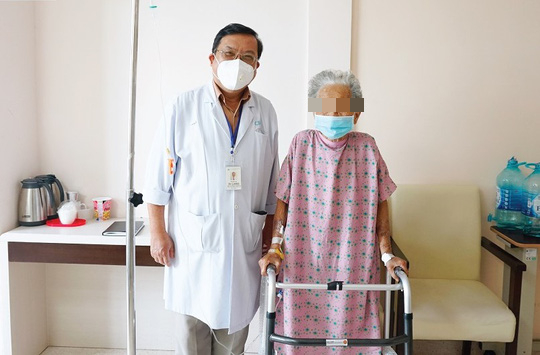 Cụ bà 93 tuổi được phẫu thuật thay khớp háng - Ảnh 1.
