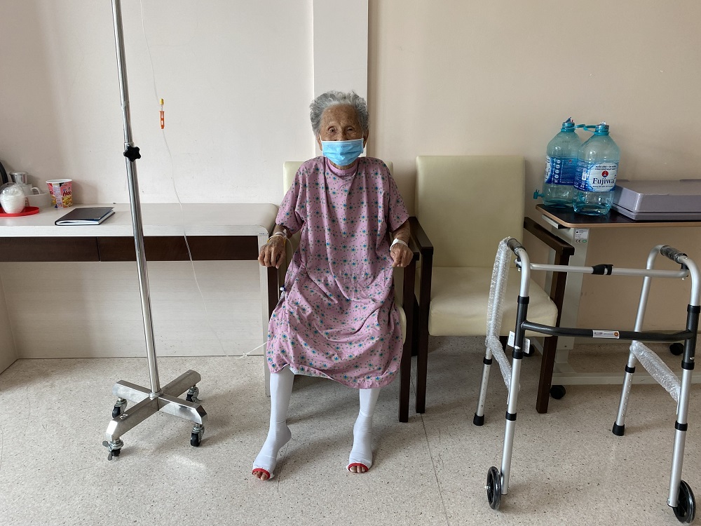 Cụ bà 93 tuổi được phẫu thuật thay khớp háng