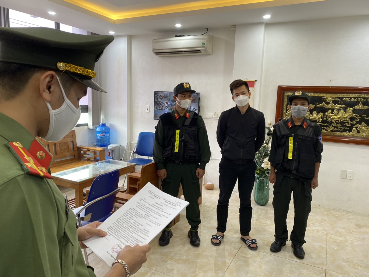 Vụ Tham Ô Tài Sản Tại Cảng Hàng Không Quốc Tế Phú Bài: Bắt Thêm 2 Giám Đốc Các  Hãng Taxi - Báo Người Lao Động