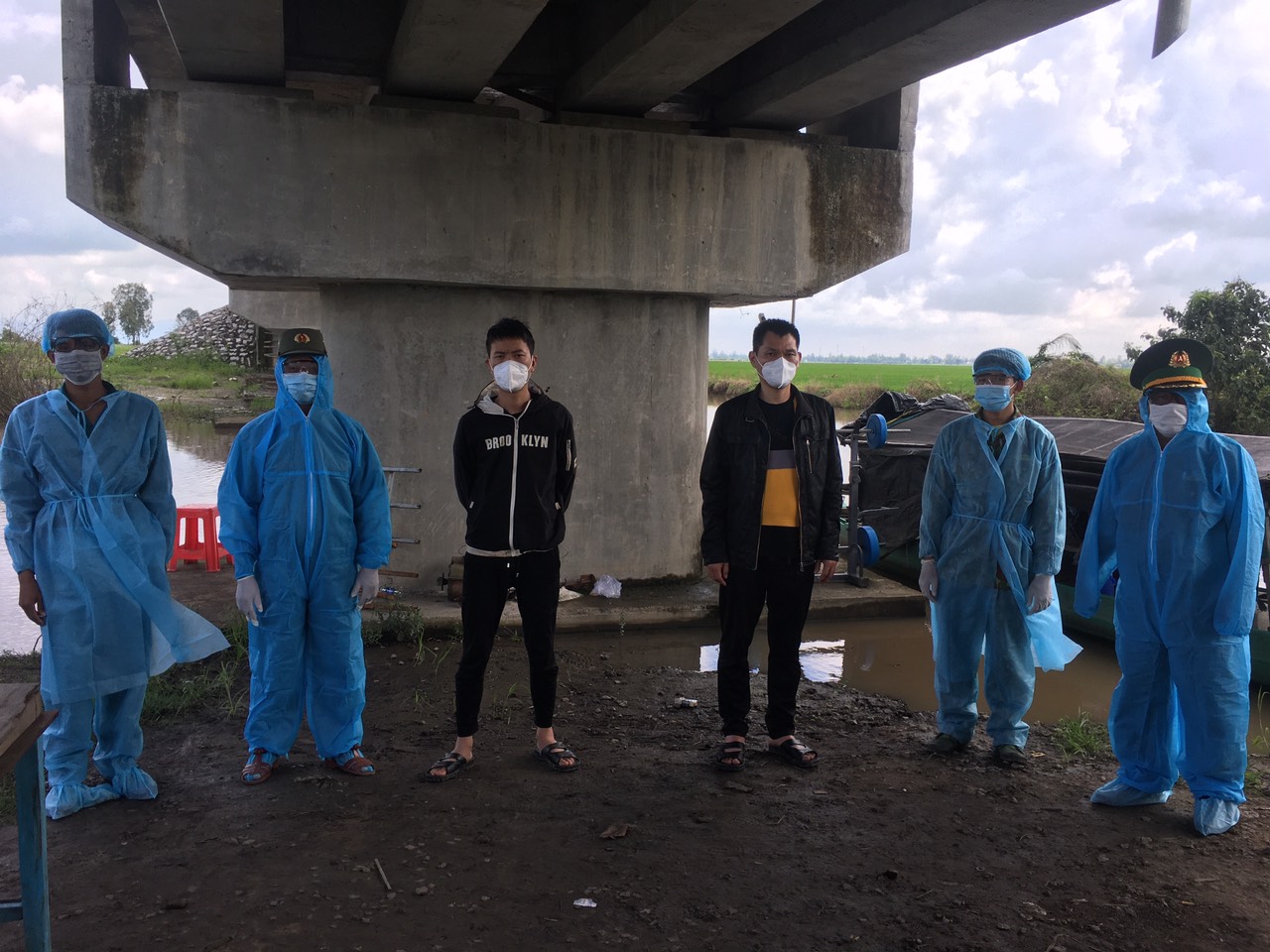 HÆ¡n 4 giá» máºt phục dá»c biên giá»›i vây bắt 2 ngưá»i đà n ông Trung Quốc - Ảnh 1. HÆ¡n 4 giá» máºt phục dá»c biên giá»›i vây bắt 2 ngưá»i đà n ông Trung Quốc - Ảnh 1.