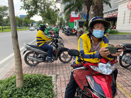 Hãy cùng khám phá thế giới của xe ôm công nghệ thông qua hình ảnh đầy màu sắc và độc đáo này. Tận hưởng trải nghiệm vô cùng thuận tiện và tiện lợi khi sử dụng dịch vụ xe ôm công nghệ để di chuyển trong lòng thành phố.