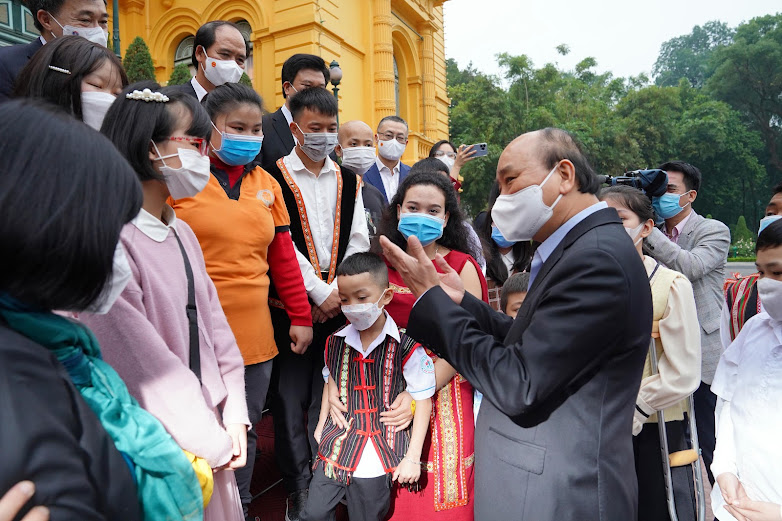 Xúc động cuá»™c gặp cá»§a Chá»§ tịch nước vá»›i trẻ nhá» khuyết táºt vượt lên số pháºn - Ảnh 1. Xúc động cuá»™c gặp cá»§a Chá»§ tịch nước vá»›i trẻ nhá» khuyết táºt vượt lên số pháºn - Ảnh 1.