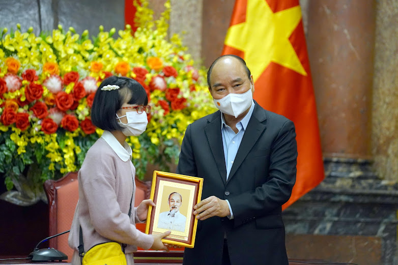 Xúc động cuá»™c gặp cá»§a Chá»§ tịch nước vá»›i trẻ nhá» khuyết táºt vượt lên số pháºn - Ảnh 4. Xúc động cuá»™c gặp cá»§a Chá»§ tịch nước vá»›i trẻ nhá» khuyết táºt vượt lên số pháºn - Ảnh 4.