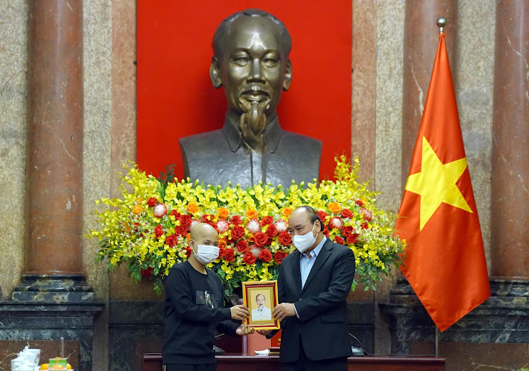 Xúc động cuá»™c gặp cá»§a Chá»§ tịch nước vá»›i trẻ nhá» khuyết táºt vượt lên số pháºn - Ảnh 5. Xúc động cuá»™c gặp cá»§a Chá»§ tịch nước vá»›i trẻ nhá» khuyết táºt vượt lên số pháºn - Ảnh 5.