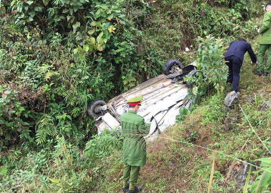 CLIP: Ôtô bất ngờ lao xuống vực ở đèo Mã Pì Lèng, 3 người tử vong, 1 người bị thương nặng - Ảnh 2.