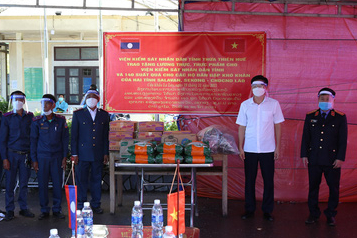 Ngành kiểm sát trao quà hỗ trợ người dân, đồng nghiệp ở Lào - Ảnh 1.