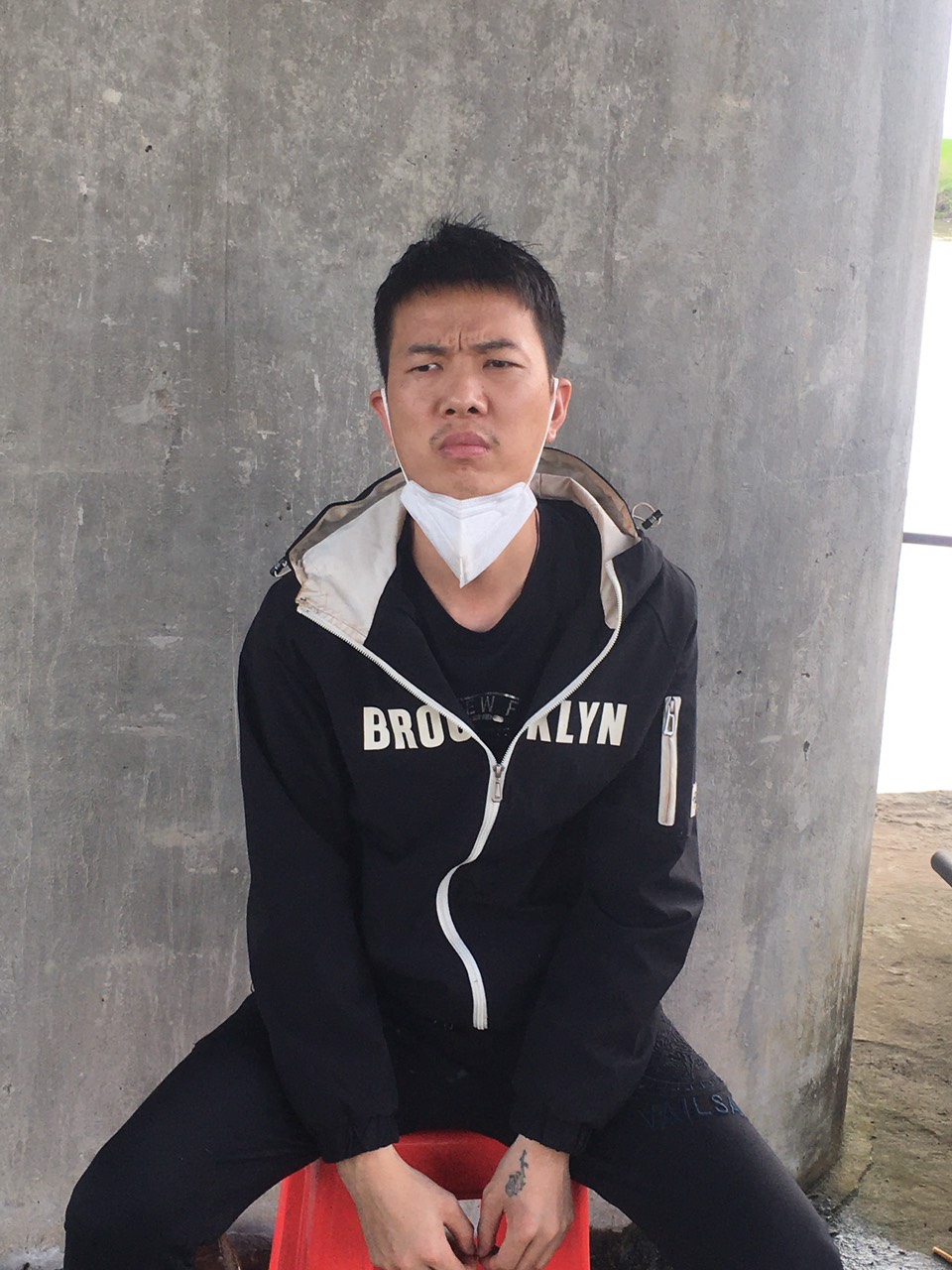 HÆ¡n 4 giá» máºt phục dá»c biên giá»›i vây bắt 2 ngưá»i đà n ông Trung Quốc - Ảnh 3. HÆ¡n 4 giá» máºt phục dá»c biên giá»›i vây bắt 2 ngưá»i đà n ông Trung Quốc - Ảnh 3.