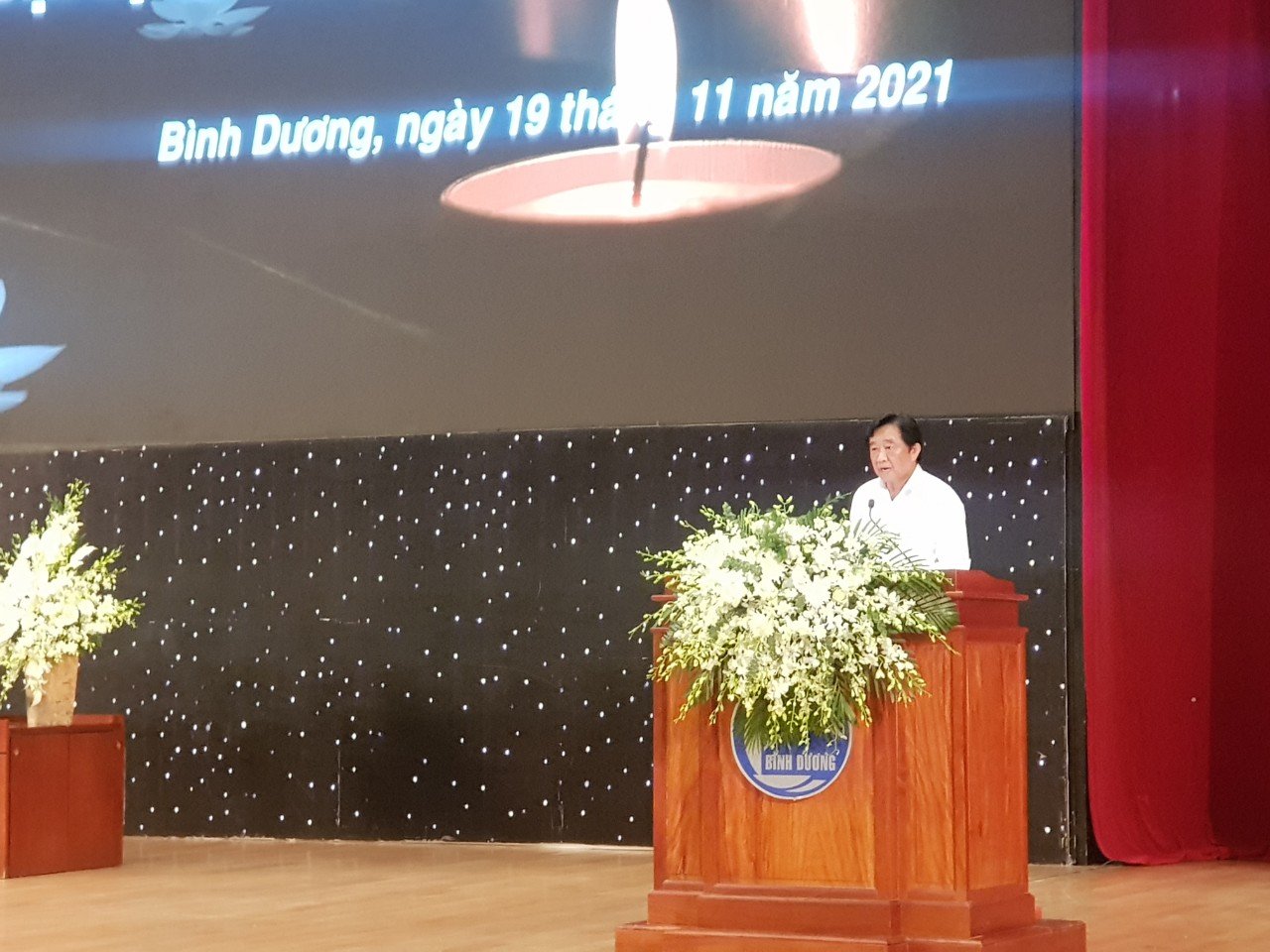 Bình Dương tưởng niệm, tri ân những đồng bà o và cán bộ chiến sĩ đã mất trong đại dịch Covid-19 - Ảnh 3. Bình Dương tưởng niệm, tri ân những đồng bà o và cán bộ chiến sĩ đã mất trong đại dịch Covid-19 - Ảnh 3.
