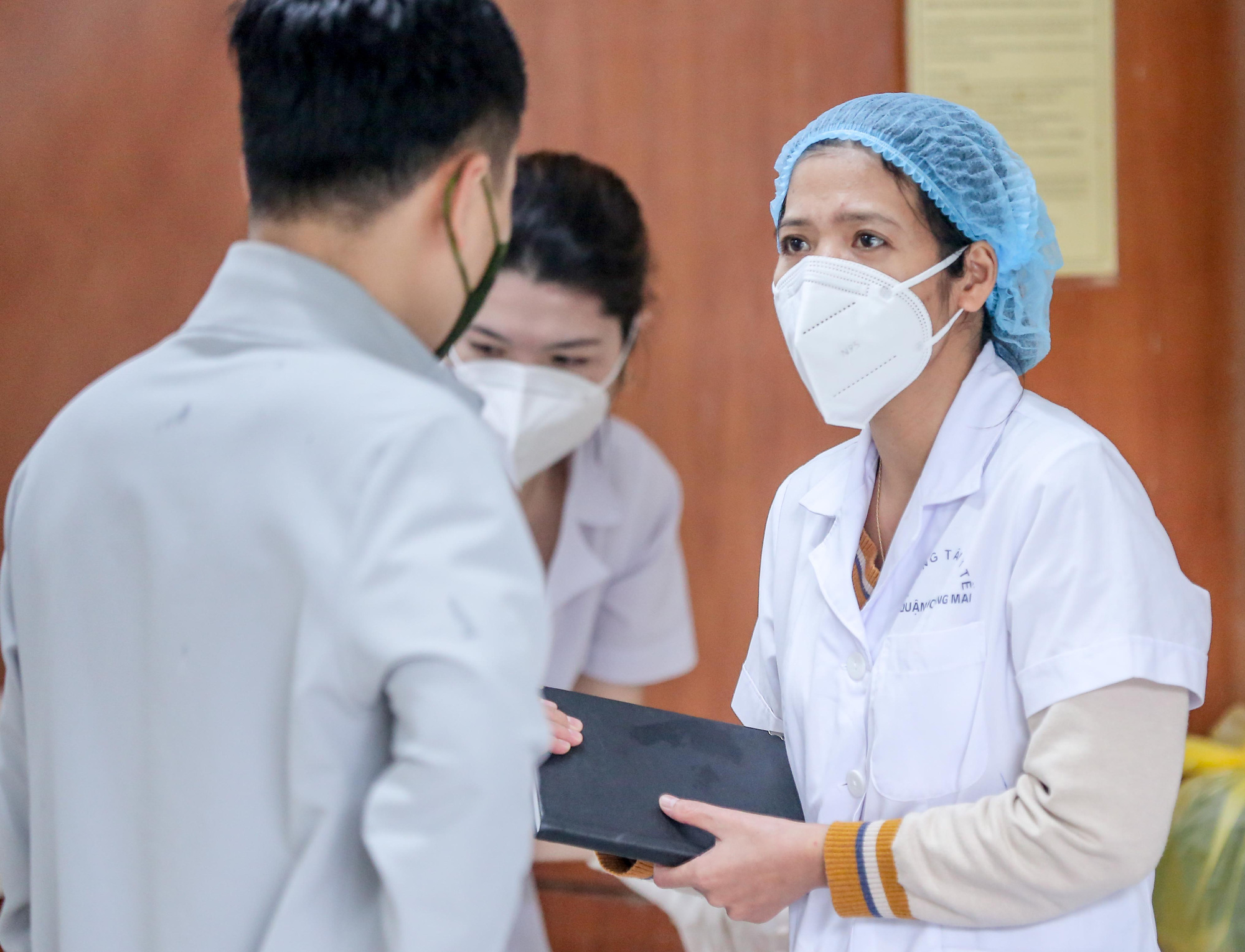 CLIP: Lấy mẫu xét nghiệm Covid-19 cho cư dân chung cư có F1 chuyển thành F0 - Ảnh 8. CLIP: Lấy mẫu xét nghiệm Covid-19 cho cư dân chung cư có F1 chuyển thành F0 - Ảnh 8.