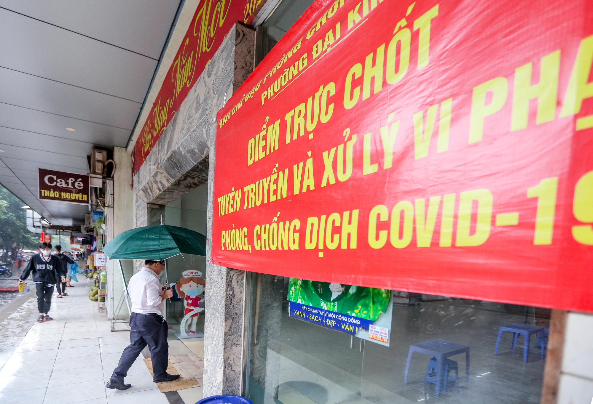 CLIP: Lấy mẫu xét nghiệm Covid-19 cho cư dân chung cư có F1 chuyển thành F0 - Ảnh 4. CLIP: Lấy mẫu xét nghiệm Covid-19 cho cư dân chung cư có F1 chuyển thành F0 - Ảnh 4.