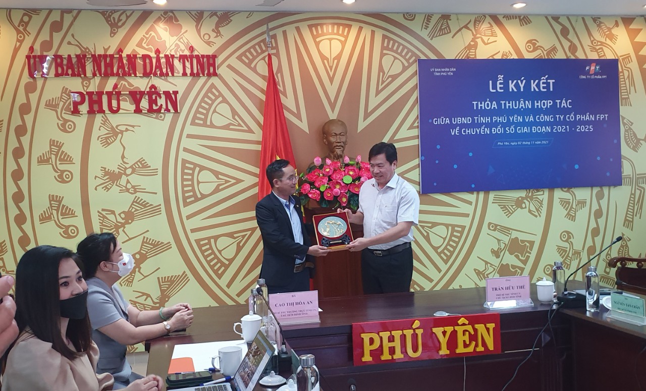 Tỉnh Phú Yên hợp tác với FPT thúc đẩy chuyển đổi số toà n diện - Ảnh 2. Tỉnh Phú Yên hợp tác với FPT thúc đẩy chuyển đổi số toà n diện - Ảnh 2.