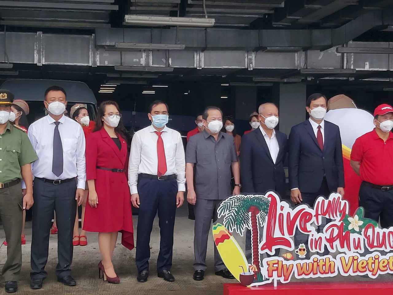 CLIP: Phú Quốc đón đoàn du khách quốc tế “hộ chiếu vắc-xin” đầu tiên - Ảnh 4.