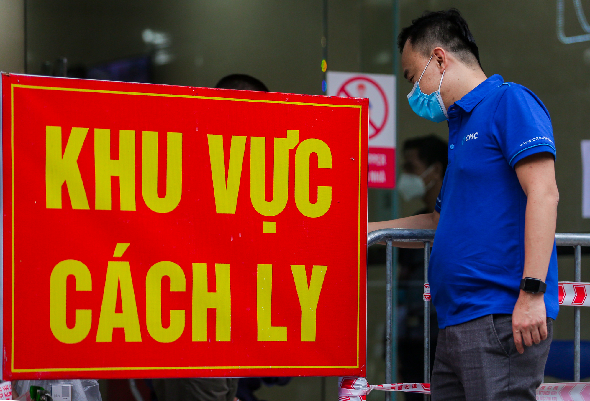 CLIP: Má»™t bảo vệ mắc Covid-19, hÆ¡n 2.000 ngưá»i ở chung cư Linh Äà m bị phong tá»a - Ảnh 4. CLIP: Má»™t bảo vệ mắc Covid-19, hÆ¡n 2.000 ngưá»i ở chung cư Linh Äà m bị phong tá»a - Ảnh 4.