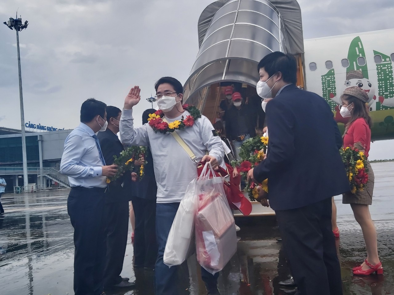 CLIP: Phú Quốc đón đoàn du khách quốc tế “hộ chiếu vắc-xin” đầu tiên - Ảnh 8.