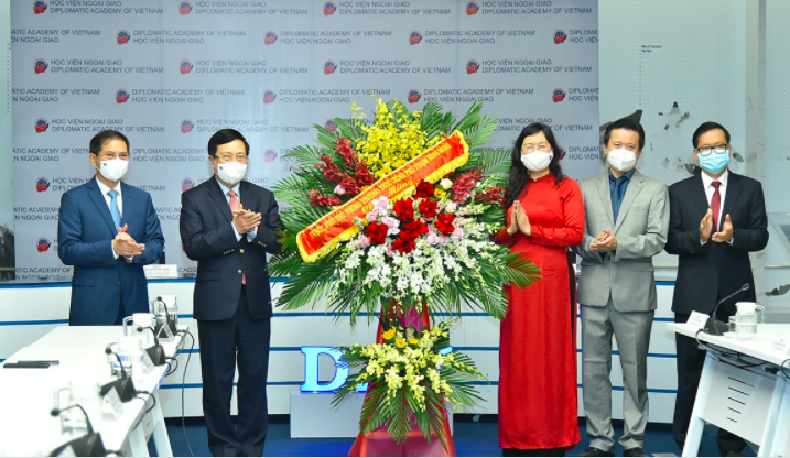 Chủ tịch nước Nguyễn Xuân Phúc: Quan tâm đầu tư, bồi dưỡng đội ngũ cán bộ, giảng viên - Ảnh 2. Chủ tịch nước Nguyễn Xuân Phúc: Quan tâm đầu tư, bồi dưỡng đội ngũ cán bộ, giảng viên - Ảnh 2.