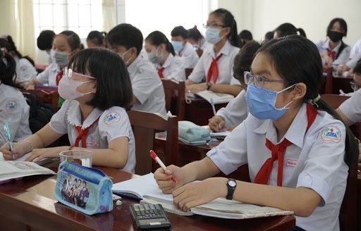 Hà Nội cho học sinh lớp 9 các huyện ngoại thành đi học trực tiếp từ 22-11 - Ảnh 1.