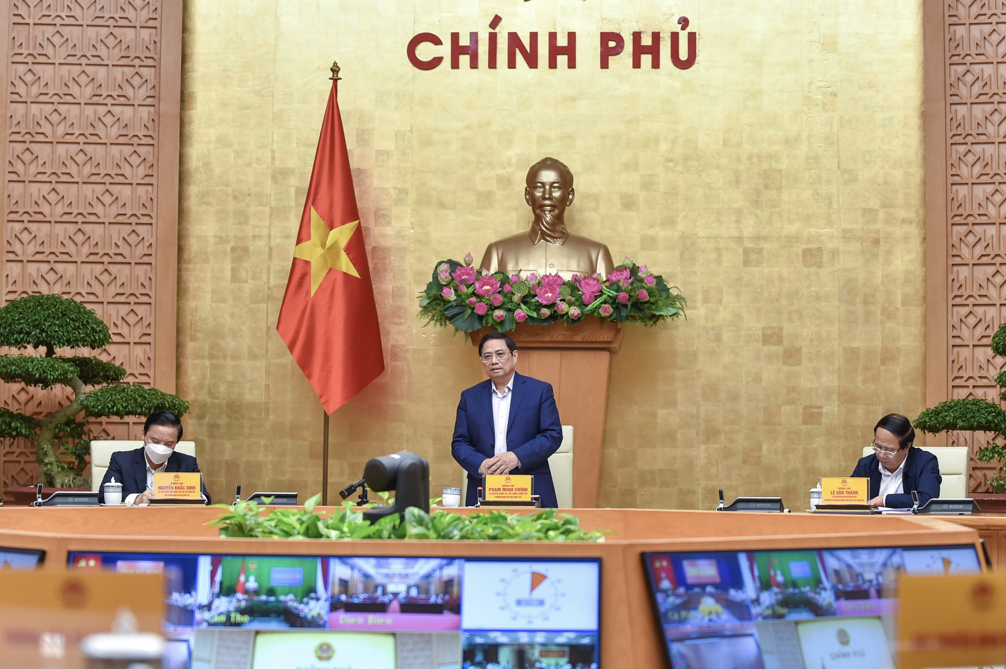 Thủ tướng Phạm Minh Chính yêu cầu đẩy nhanh tiến độ bao phủ vắc-xin - Ảnh 1. Thủ tướng Phạm Minh Chính yêu cầu đẩy nhanh tiến độ bao phủ vắc-xin - Ảnh 1.