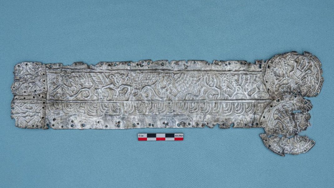 Kho ch&acirc;u b&aacute;u kỳ lạ nhất thế giới trong mộ cổ 2.400 năm ở Nga - Ảnh 2.