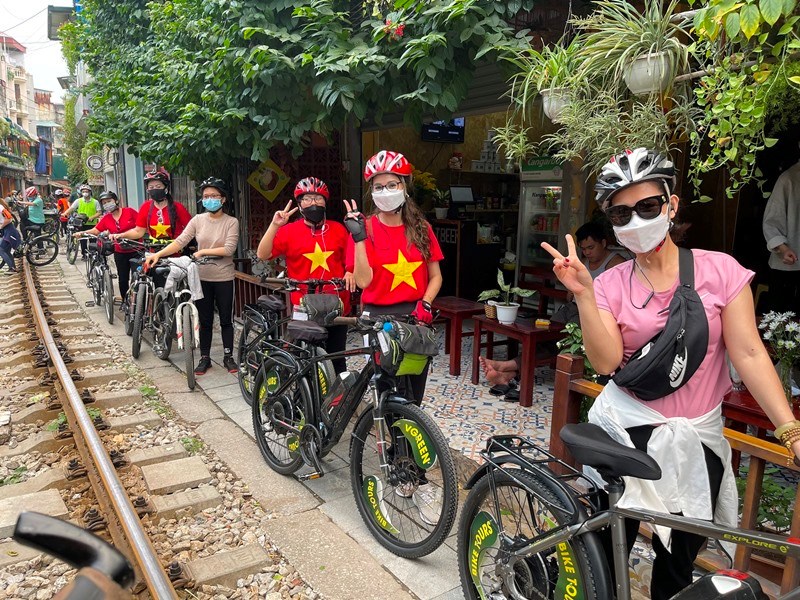 Khám phá Hà Nội khác biệt mới lạ bằng xe đạp  Báo Người lao động