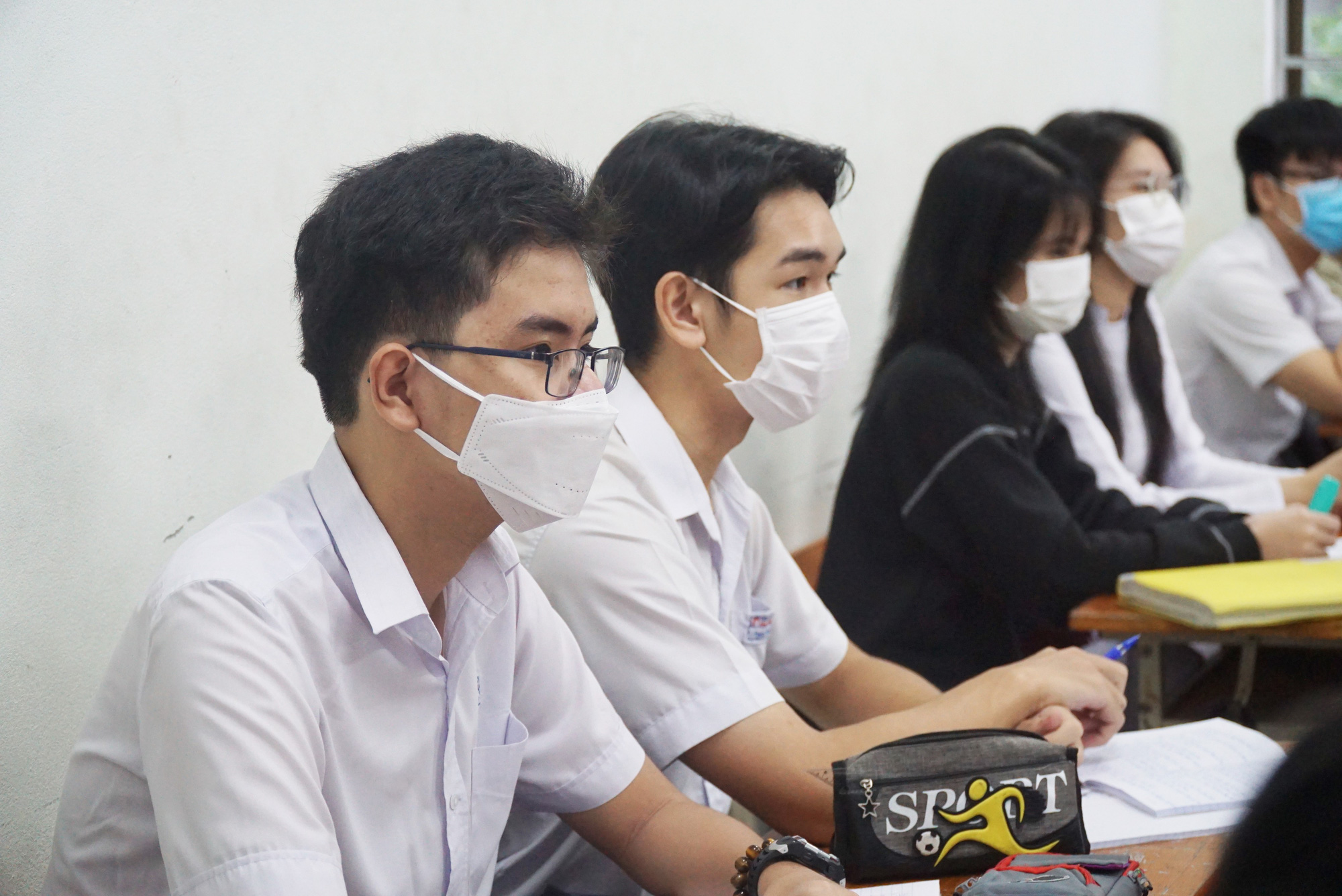 Tiết học đầu tiên sau hơn 9 tháng trực tuyến của học sinh Đà Nẵng - Ảnh 7.