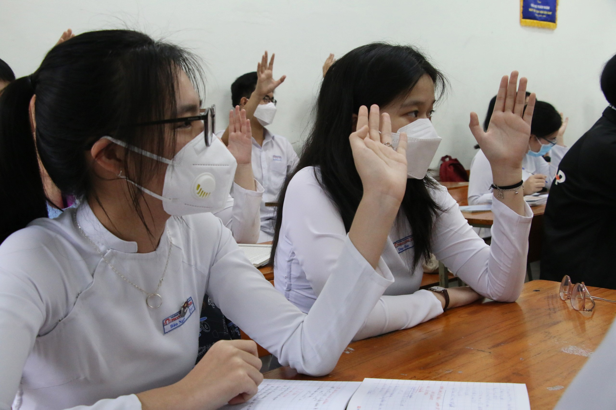 Tiết học đầu tiên sau hơn 9 tháng trực tuyến của học sinh Đà Nẵng - Ảnh 3.