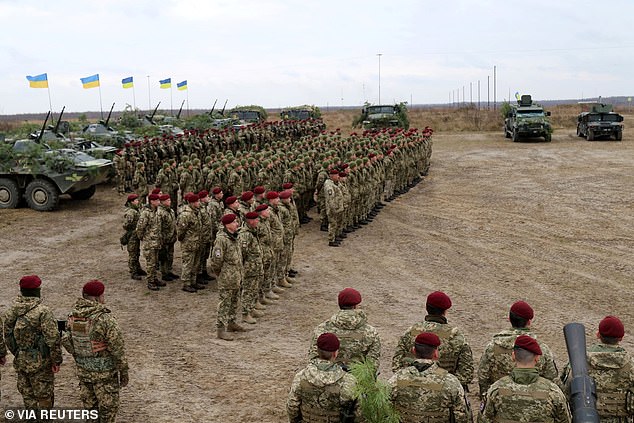 Sợ có biến, Ukraine tập trận rầm rộ sát thủ đô Kiev - Ảnh 3.