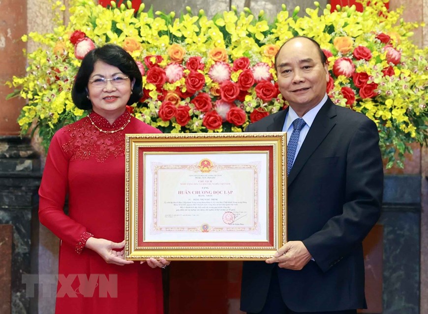 Trao tặng nguyên Phó Chủ tịch nước Đặng Thị Ngọc Thịnh Huân chương Độc lập - Ảnh 1. Trao tặng nguyên Phó Chủ tịch nước Đặng Thị Ngọc Thịnh Huân chương Độc lập - Ảnh 1.