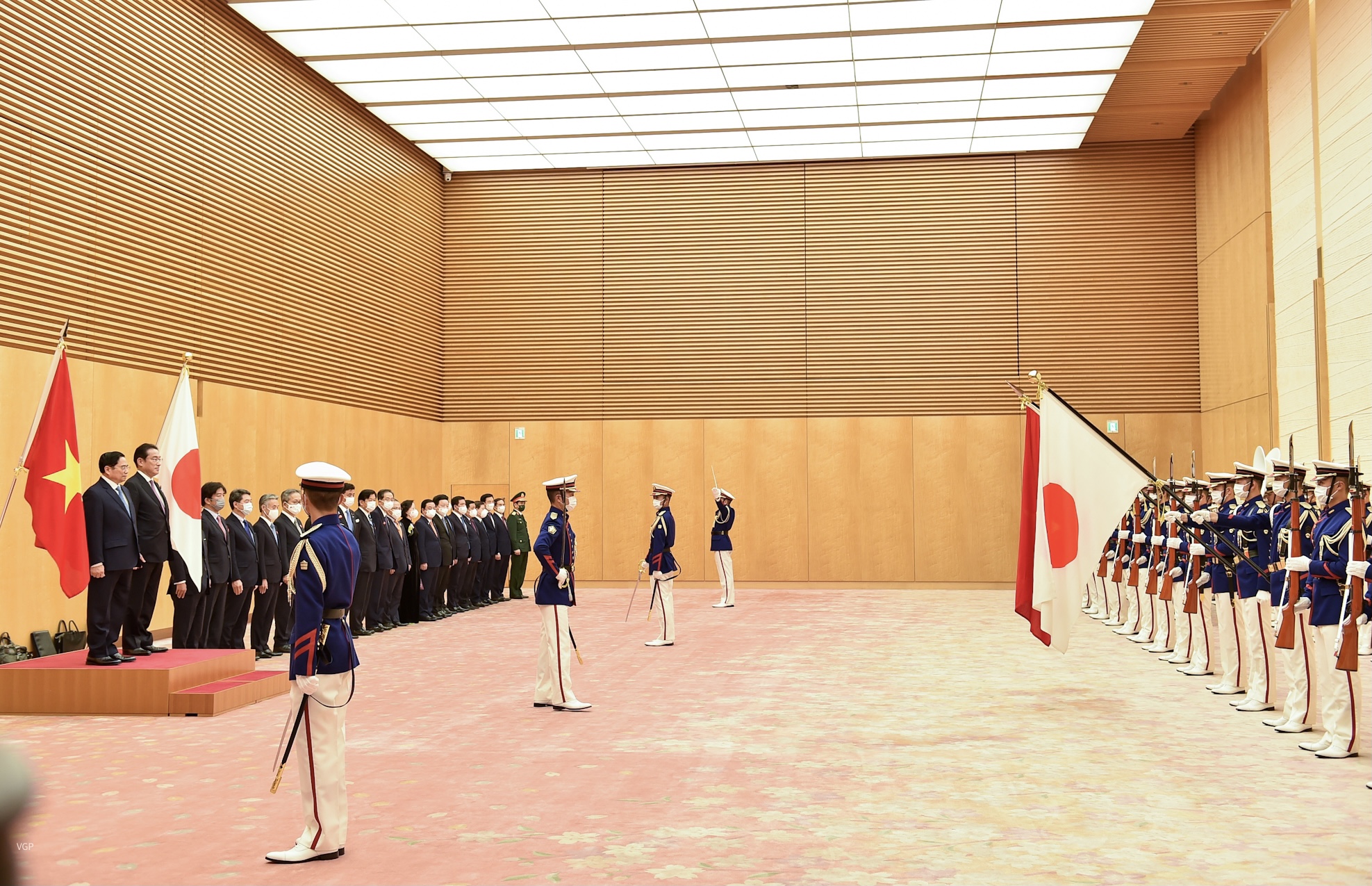 Thủ tướng Nhật Bản Kishida Fumio đón Thủ tướng Phạm Minh Chính - Ảnh 2.