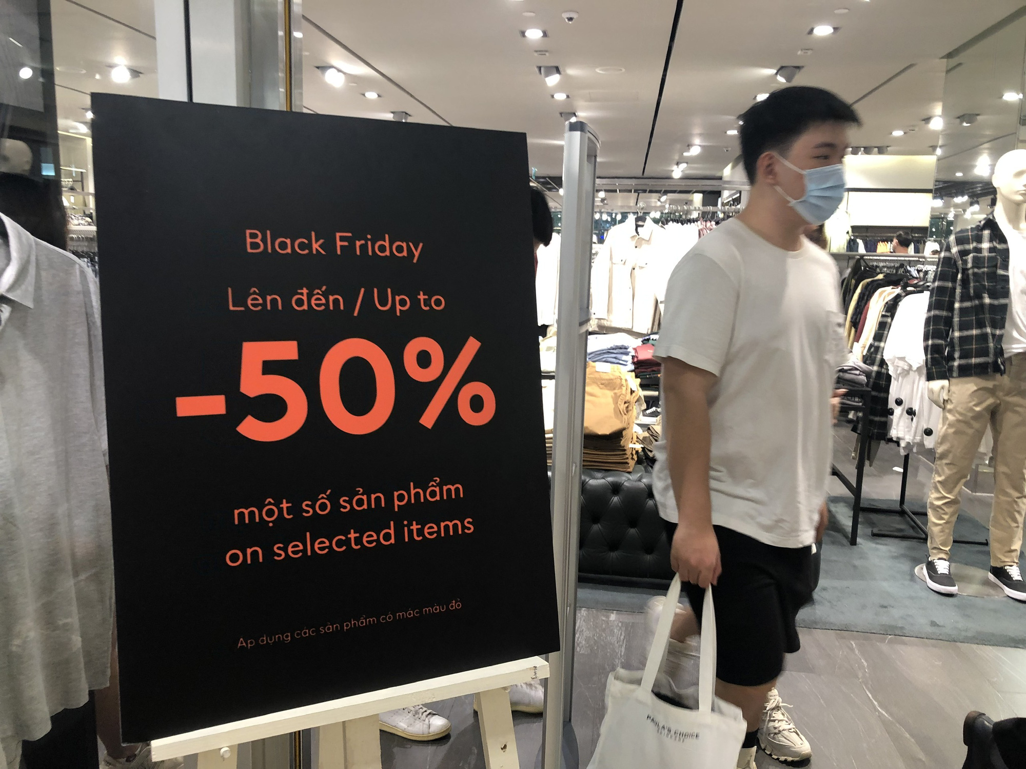 Giới trẻ TP HCM tấp nập đi săn hàng khuyến mãi trong đêm Black Friday - Ảnh 8.