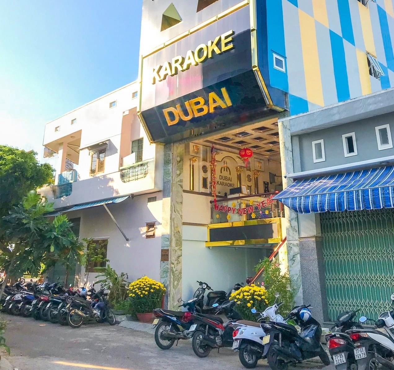 Vụ Đội trưởng quản lý thị trường bị tố nhận hối lộ: Gọi chủ xe chở hàng lậu đến quán karaoke làm gì? - Ảnh 2. Vụ Đội trưởng quản lý thị trường bị tố nhận hối lộ: Gọi chủ xe chở hàng lậu đến quán karaoke làm gì? - Ảnh 2.