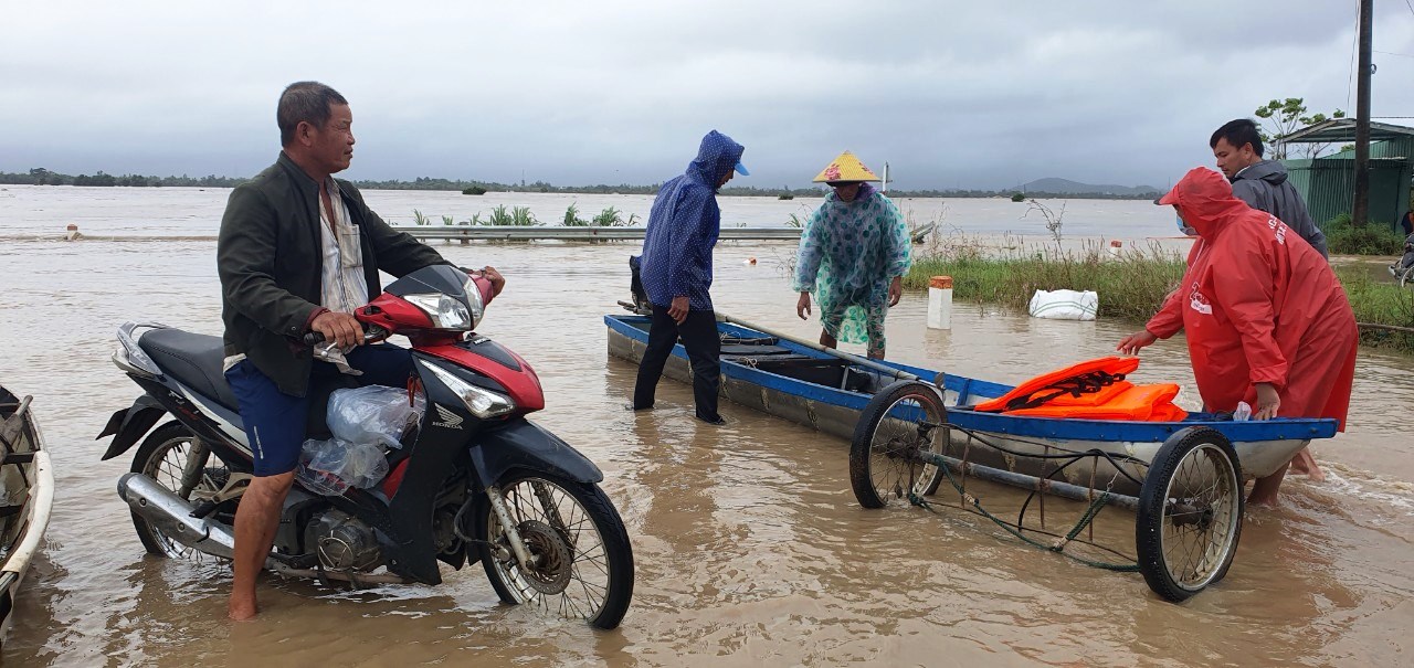 Đồng loạt xả lũ, miền Trung ngập nặng - Ảnh 2.