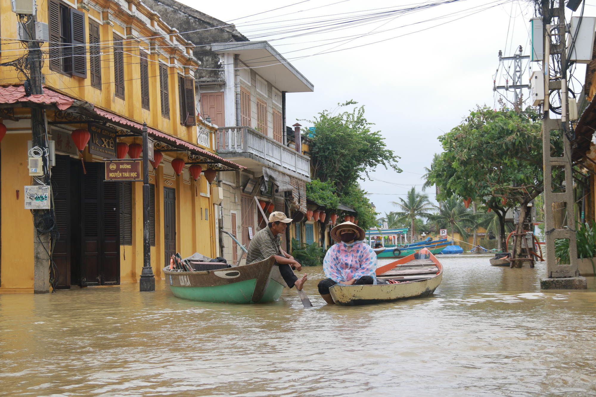 Mưa lớn, thủy điện xả lũ, nhiều nơi ở Quảng Nam ngập nặng - Ảnh 19.