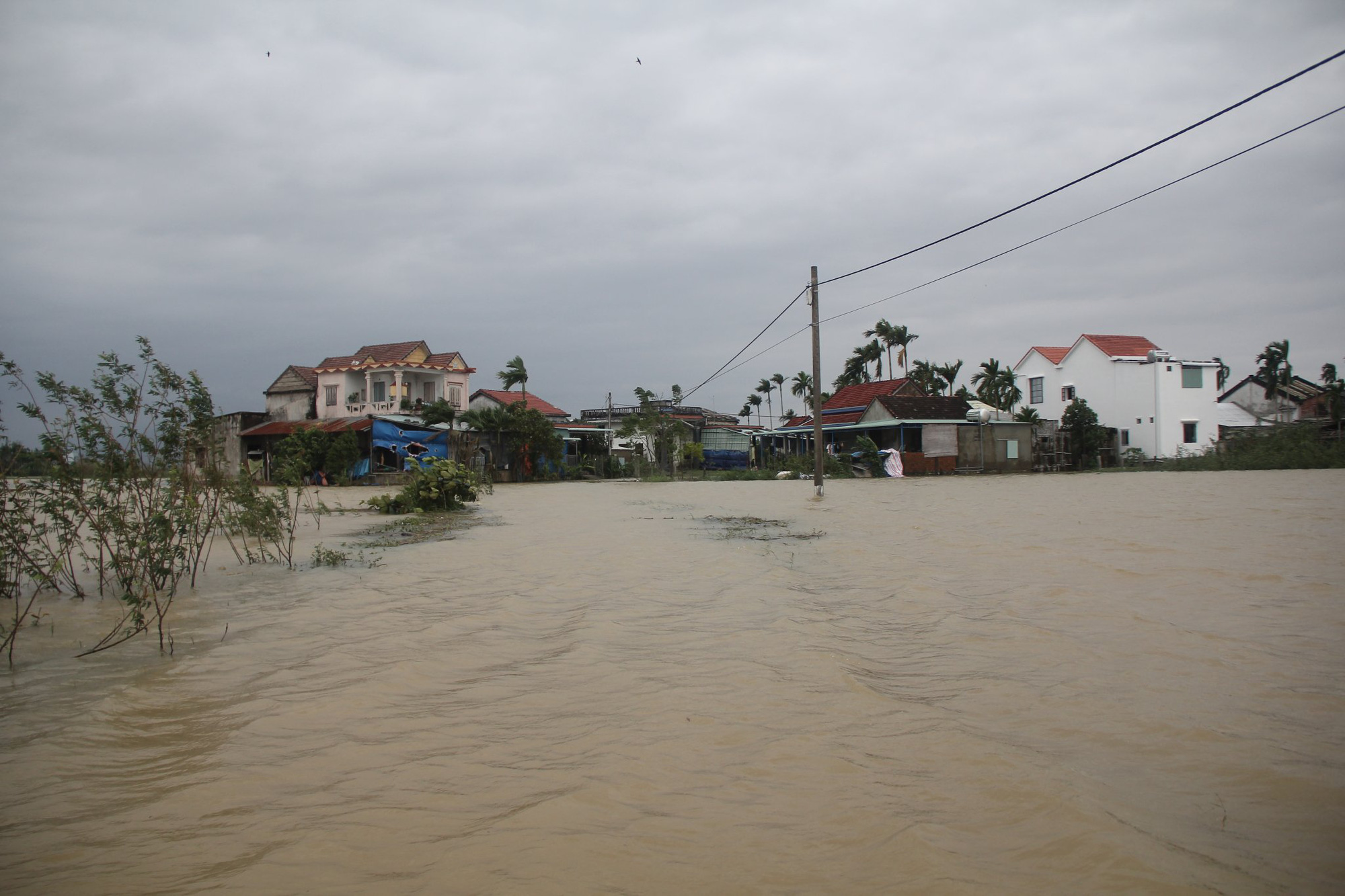 Mưa lớn, thủy điện xả lũ, nhiều nơi ở Quảng Nam ngập nặng - Ảnh 5.
