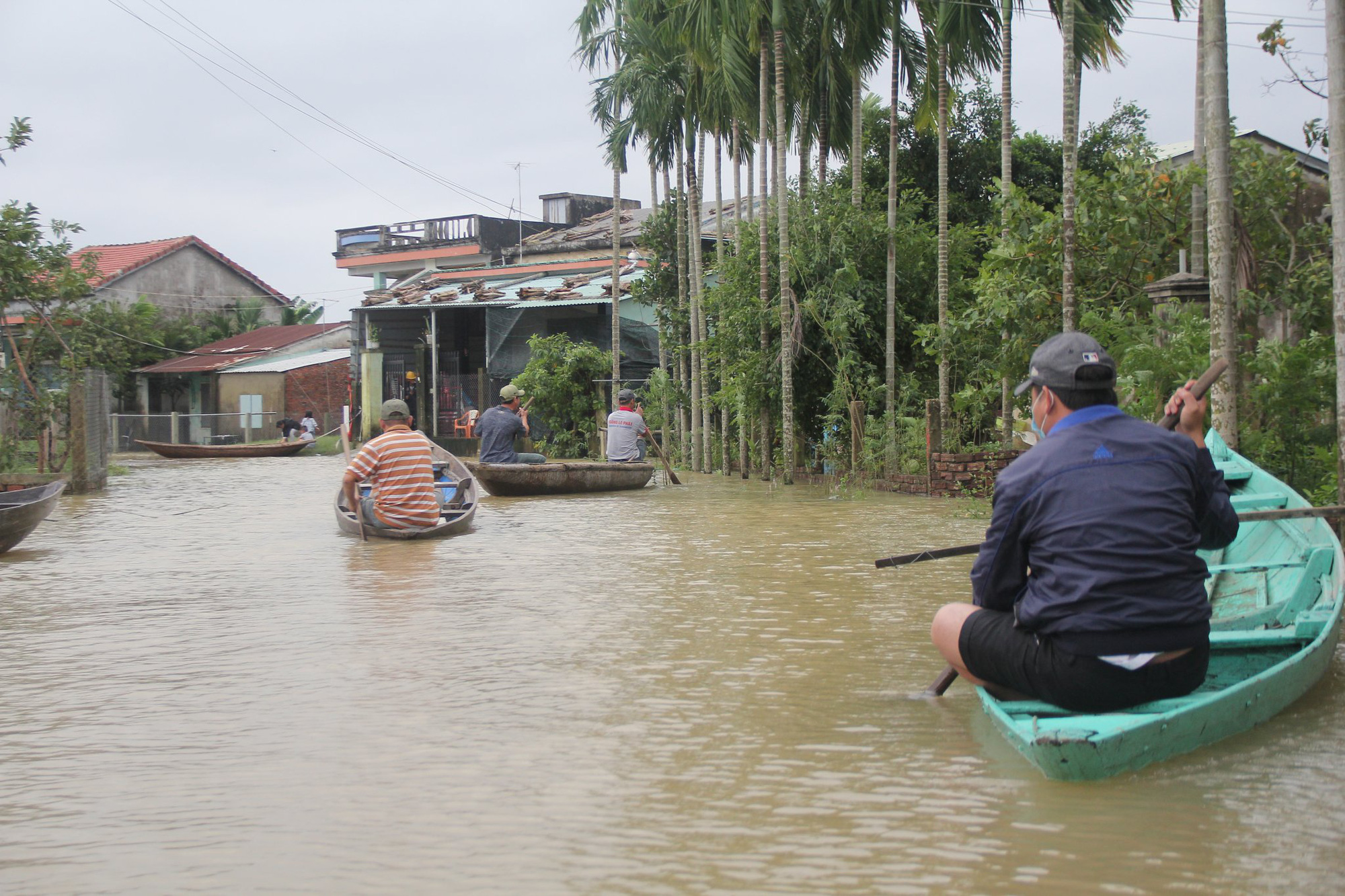 Mưa lớn, thủy điện xả lũ, nhiều nơi ở Quảng Nam ngập nặng - Ảnh 6.