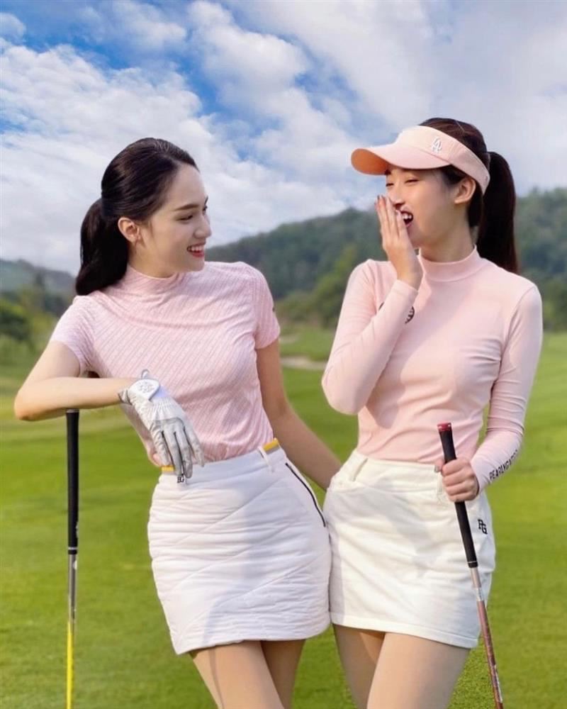 Khám phá không gian sang trọng và đẳng cấp của sân golf với sự xuất hiện của Đại gia và hoa hậu Đỗ Mỹ Linh. Hãy cùng ngắm nhìn hình ảnh quyến rũ này và đắm mình trong không gian xanh mát!