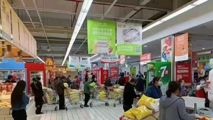 Trung Quốc: Giá rau củ quả tăng 3 lần, người dân hối hả đổ tới siêu thị - Ảnh 2.