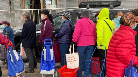 Trung Quốc: Giá rau củ quả tăng 3 lần, người dân hối hả đổ tới siêu thị - Ảnh 1.