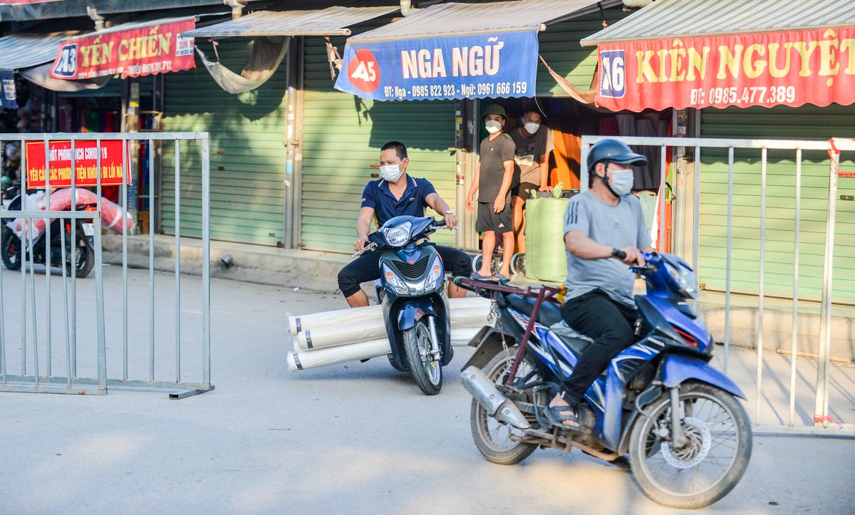 CLIP: Äóng cá»a chợ vải Ninh Hiệp, phong toả má»™t số con đưá»ng - Ảnh 13. CLIP: Äóng cá»a chợ vải Ninh Hiệp, phong toả má»™t số con đưá»ng - Ảnh 13.
