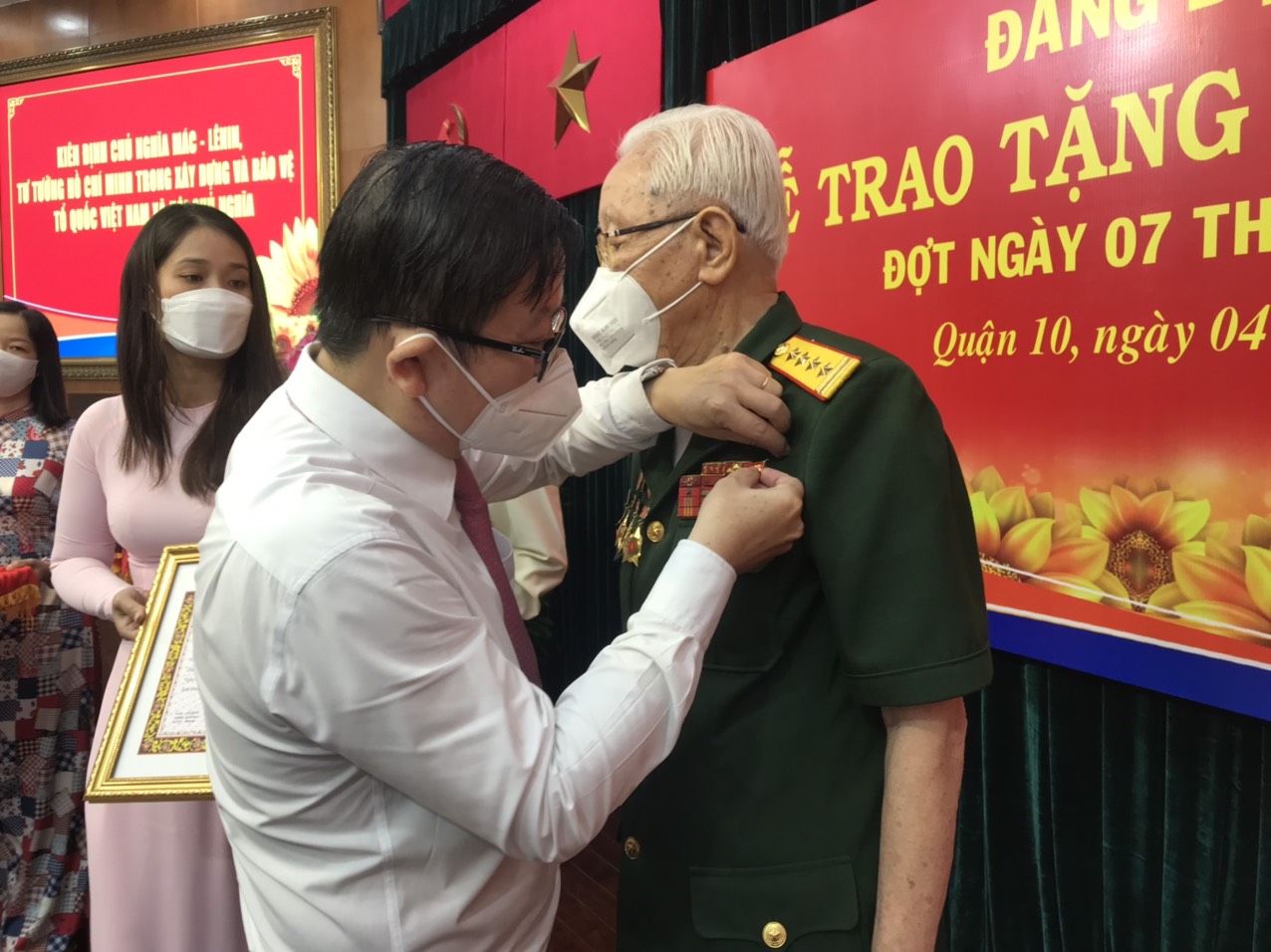 Đại tá Đinh Văn Huệ xúc động nhận Huy hiệu 75 năm tuổi Đảng - Ảnh 1.
