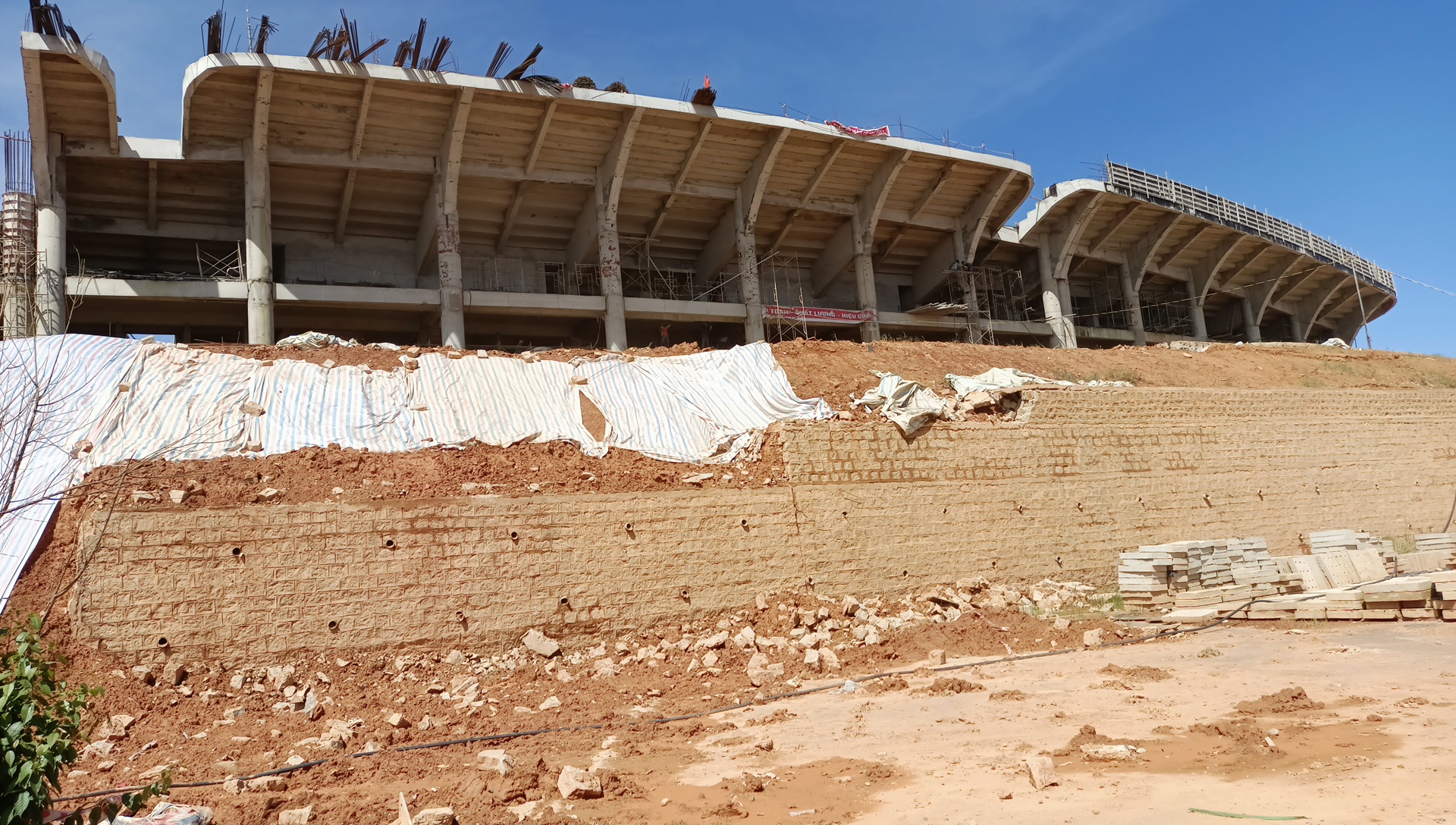 Cận cảnh sân vận động Đà Lạt xây gần 8 năm chưa xong - Ảnh 6.