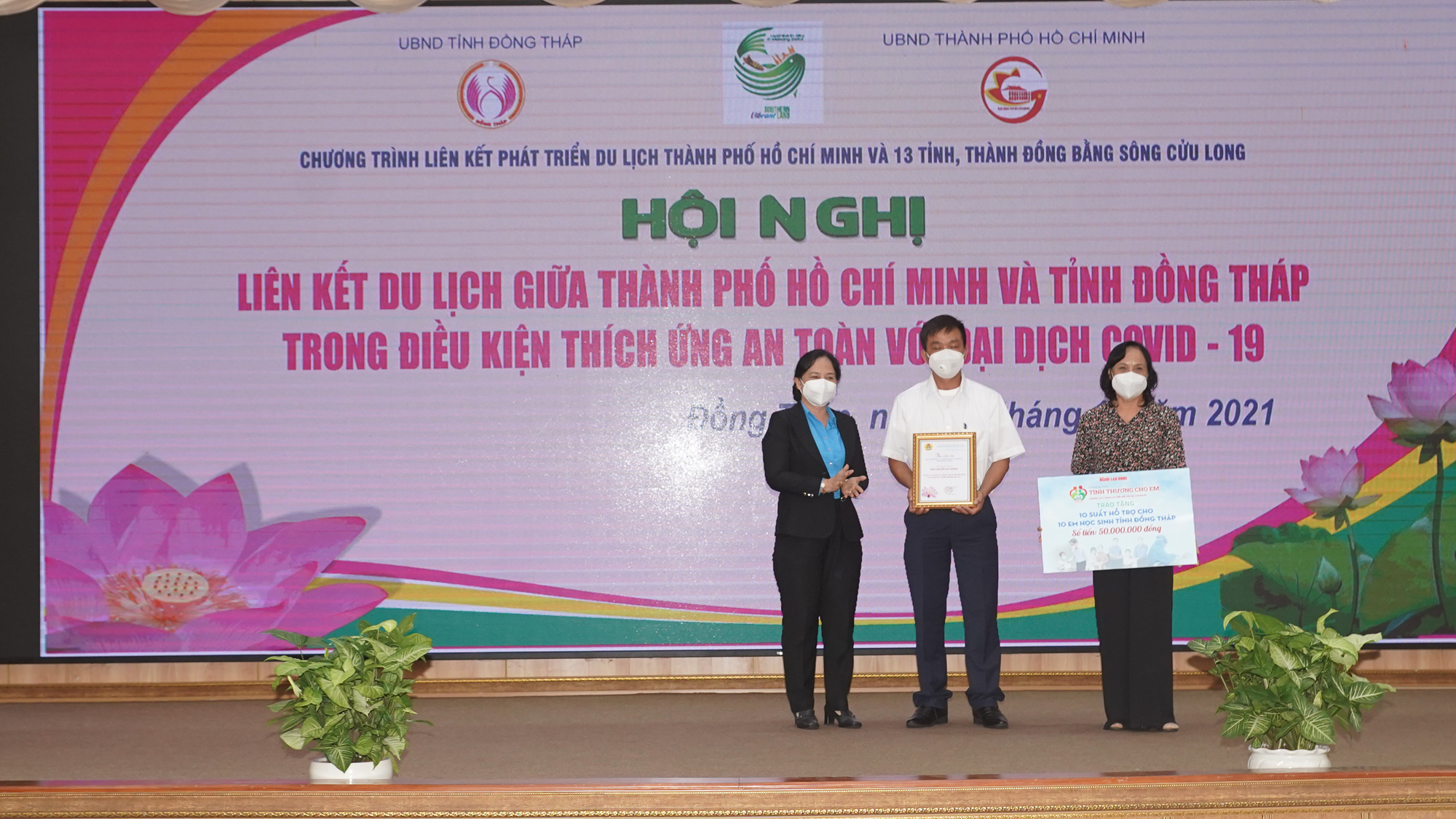 “Cờ Tổ quốc biên cương” và “Tình thương cho em” đến với Đồng Tháp - Ảnh 9.