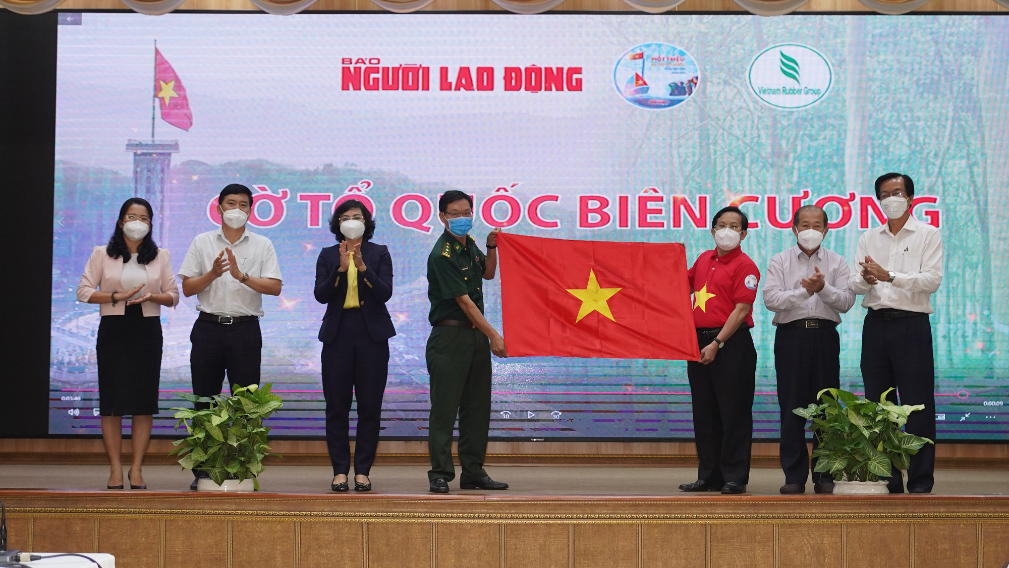 “Cờ Tổ quốc biên cương” và “Tình thương cho em” đến với Đồng Tháp - Ảnh 4.