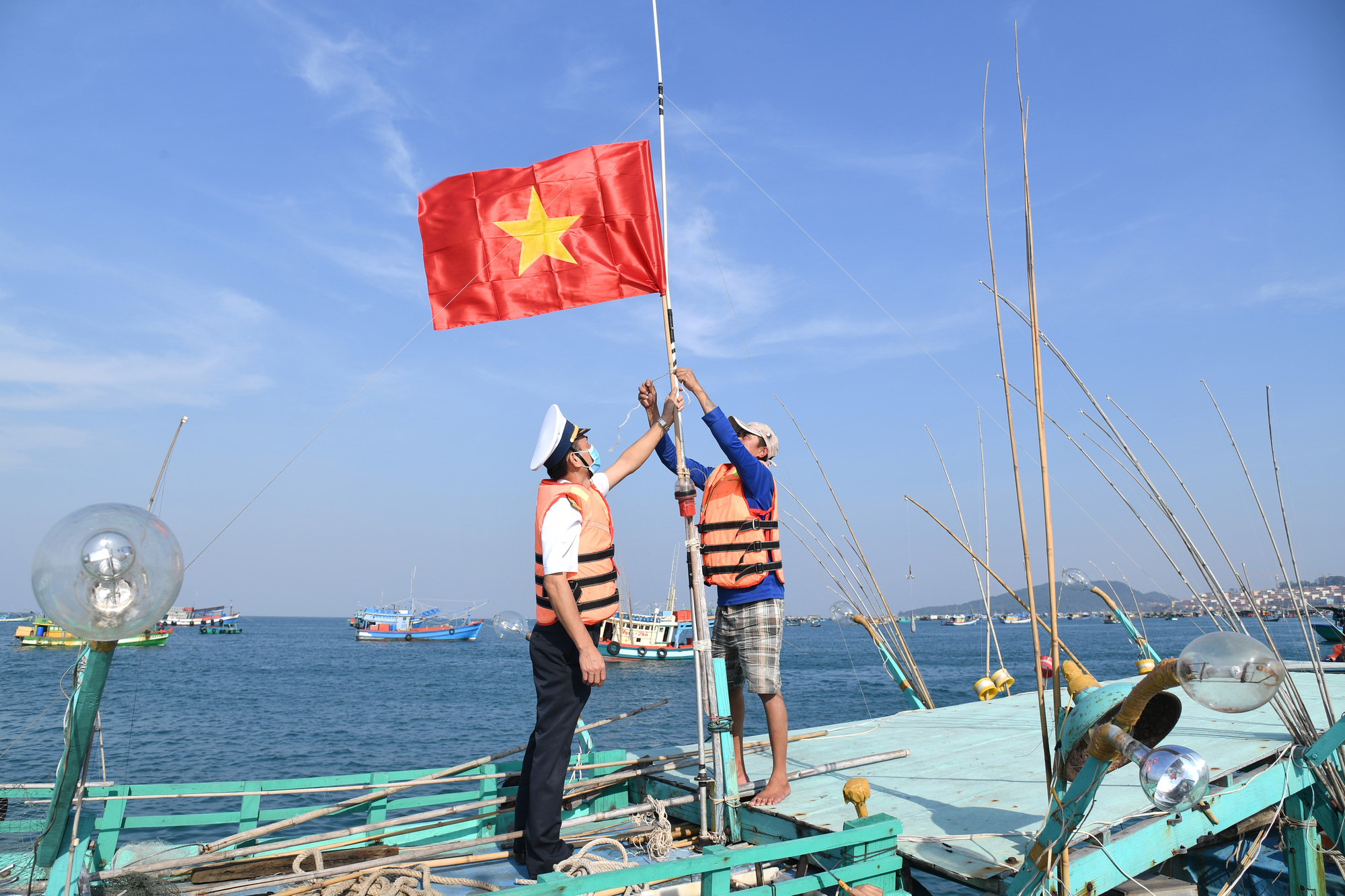 Cuộc thi ảnh “Thiêng liêng cờ Tổ quốc”: Những người giữ biển - Ảnh 2.