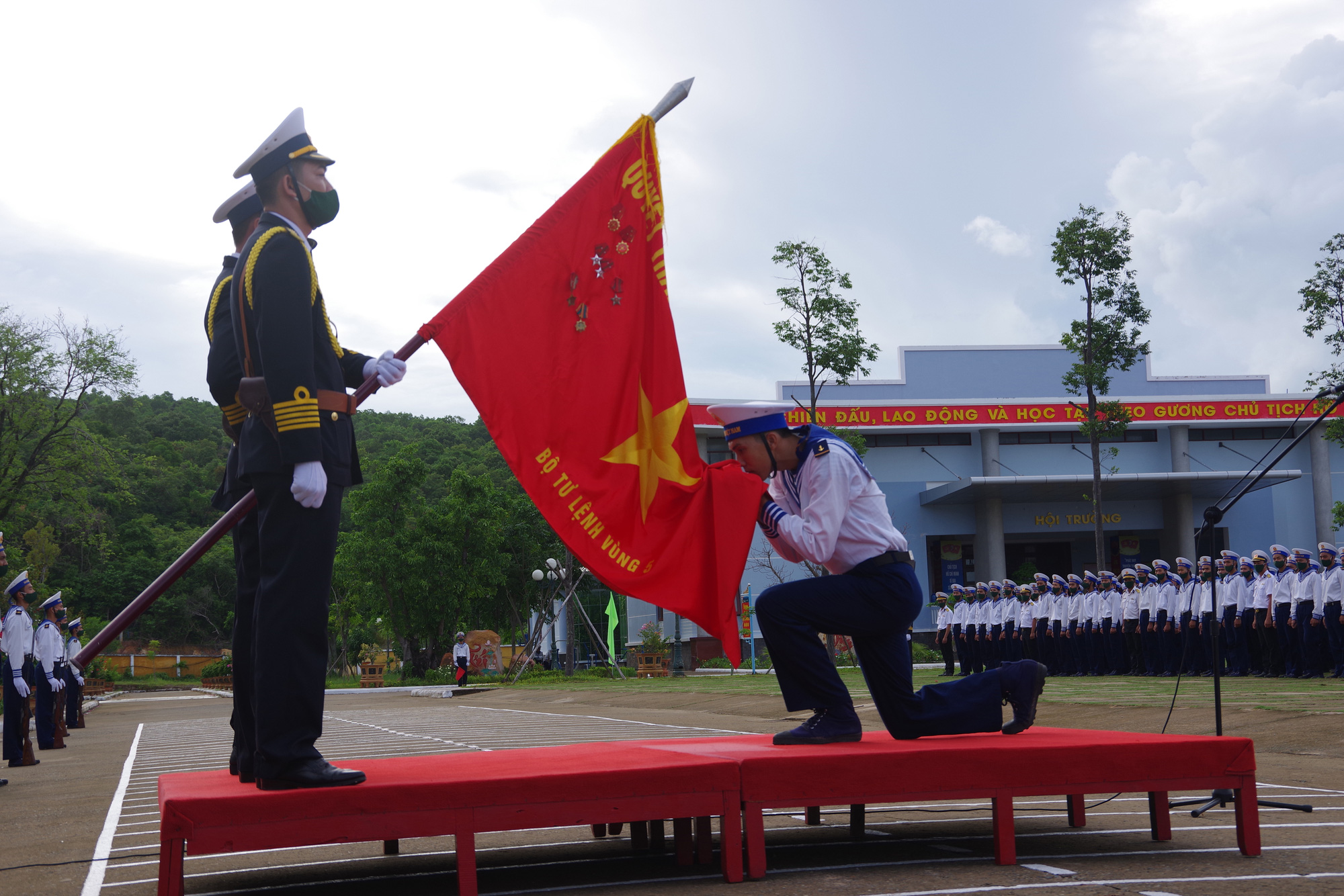 Cuộc thi ảnh “Thiêng liêng cờ Tổ quốc”: Những người giữ biển - Ảnh 3.