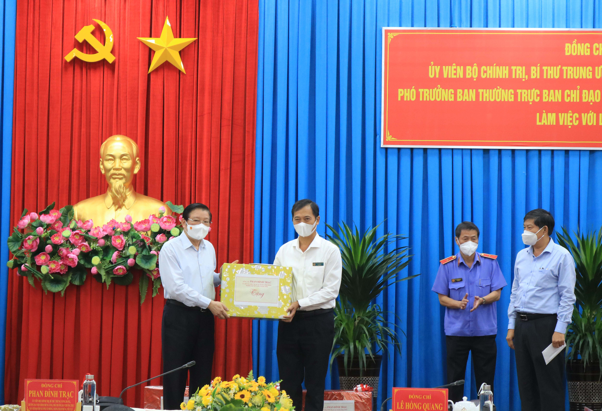 An Giang cần đẩy nhanh tiến độ Ä‘iá»u tra các vụ án lá»›n - Ảnh 2. An Giang cần đẩy nhanh tiến độ Ä‘iá»u tra các vụ án lá»›n - Ảnh 2.