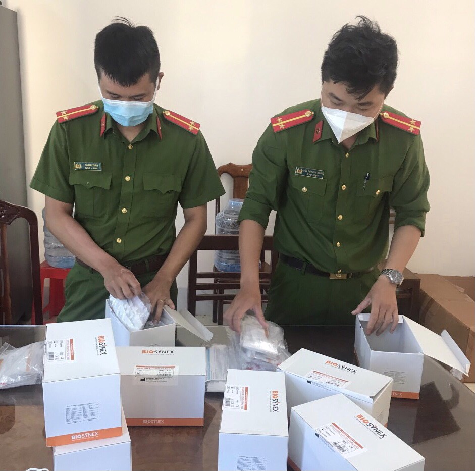 Phát hiện 2 vụ mua bán kit test nhanh SASR-CoV-2 không hóa đơn, chứng từ - Ảnh 1. Phát hiện 2 vụ mua bán kit test nhanh SASR-CoV-2 không hóa đơn, chứng từ - Ảnh 1.