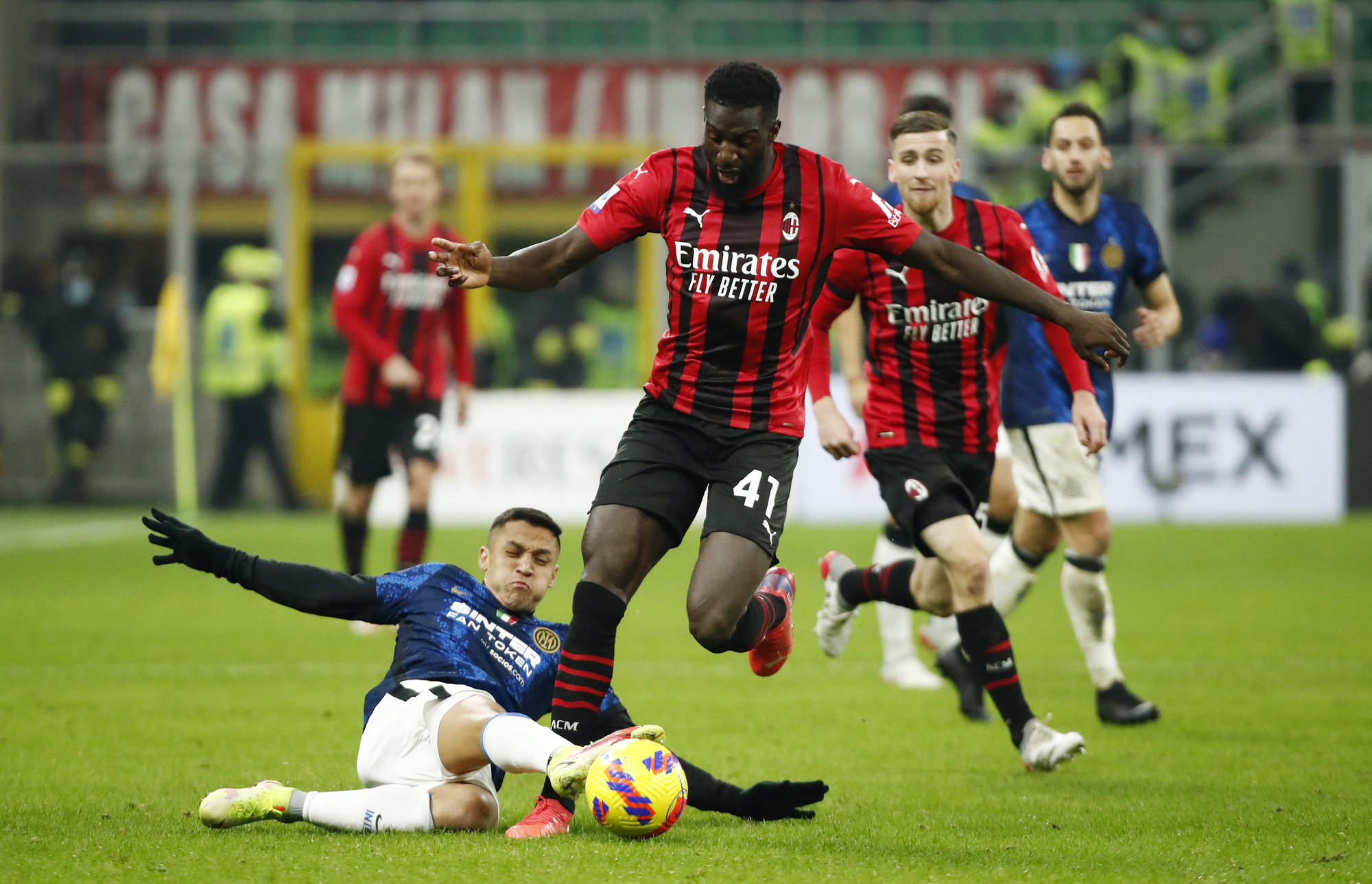 Bị Inter Milan cầm hòa, AC Milan vuột cơ hội dẫn đầu bảng Serie A - Ảnh 2.