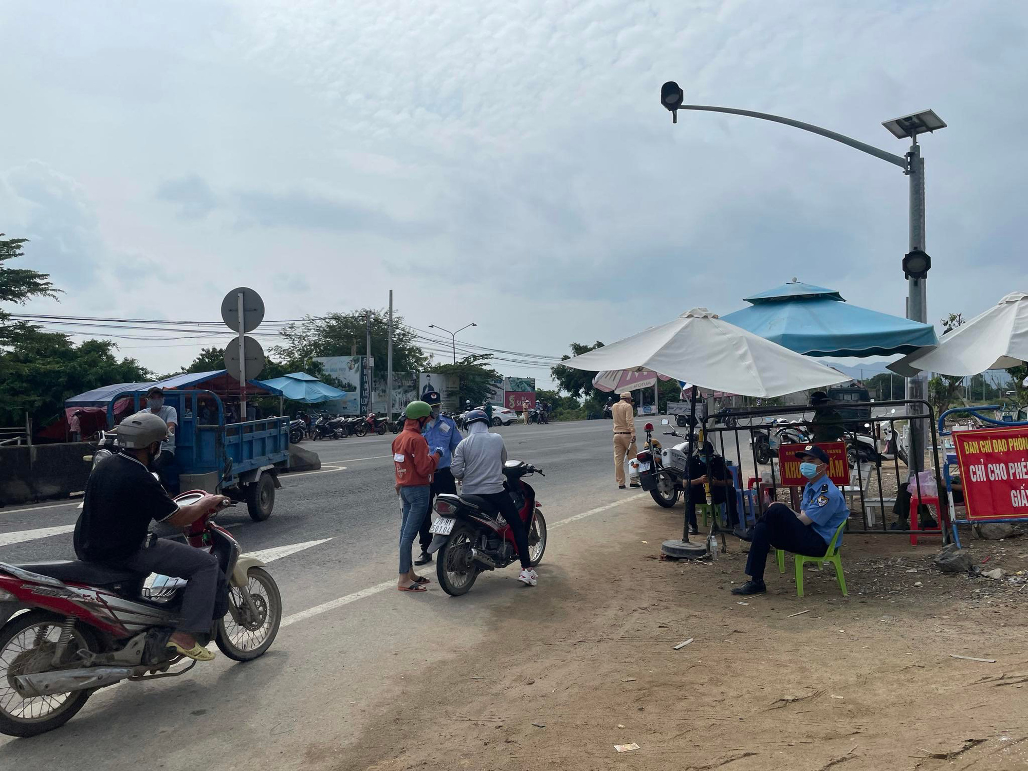 Khánh Hòa tái láºp các chốt kiểm soát dịch Covid-19 - Ảnh 1. Khánh Hòa tái láºp các chốt kiểm soát dịch Covid-19 - Ảnh 1.